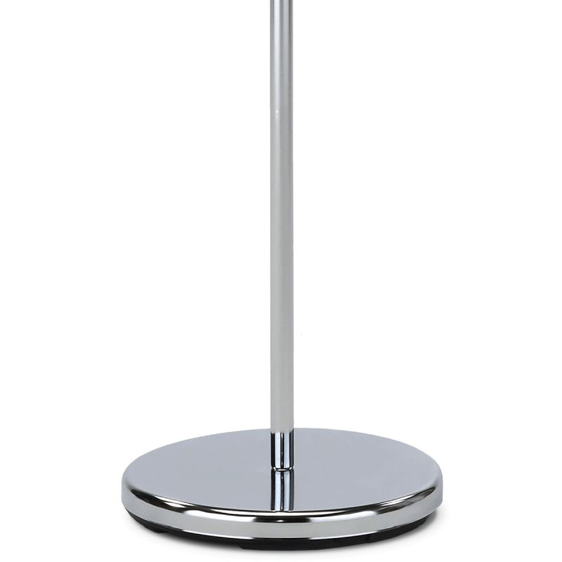 Vešiak v minimalistickom dizajne v chrómovej farbe