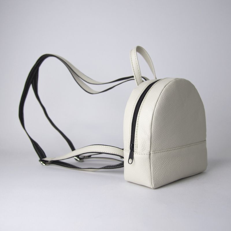 Malý módny ruksak z pravej kože v krémovej farbe