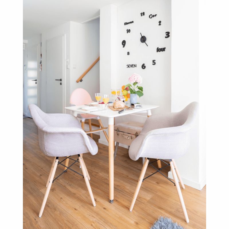 Jednoduchý a zároveň moderný stôl v bielej farbe