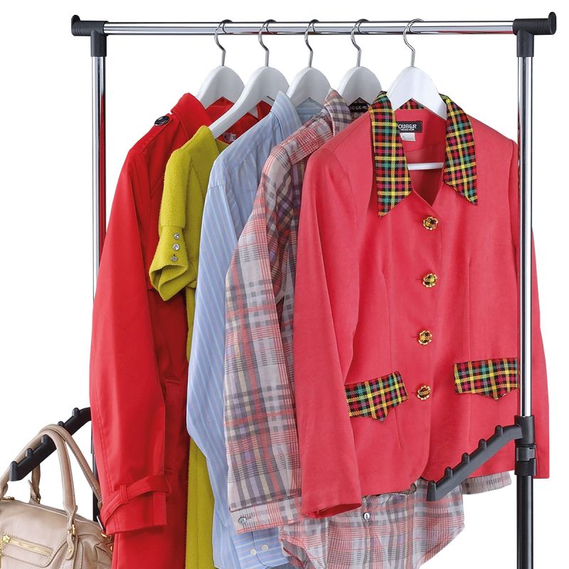 Stojan na šaty na kolieskach v prevedení chróm - čierna