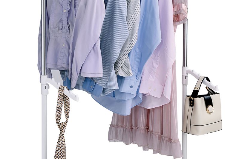 Stojan na šaty na kolieskach v prevedení chróm - biela