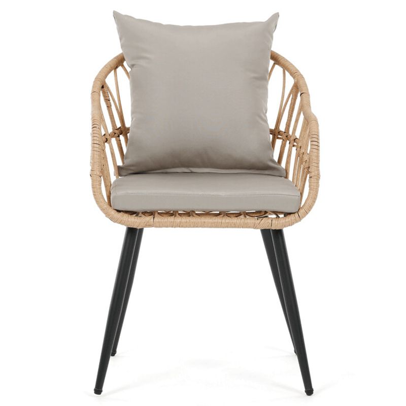 Moderná záhradná stolička z polyratanu v prírodnej farbe