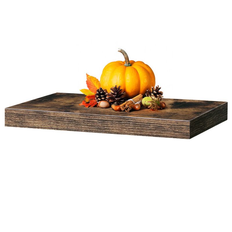 Moderná polička s jednoduchým dizajnom vo farbe starého dreva