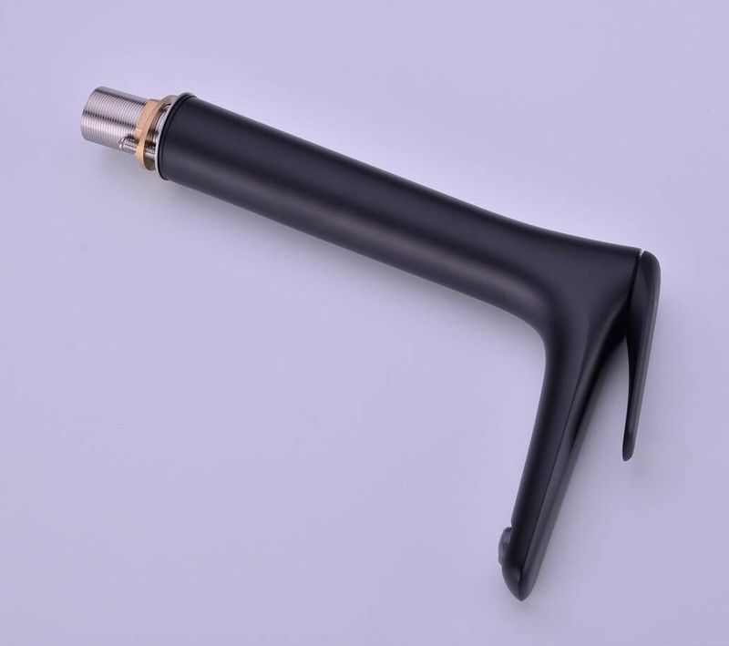 Elegantná umývadlová batéria čierna