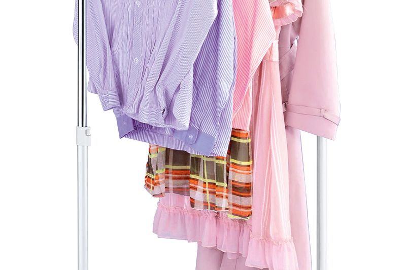 Stojan na zavesenie šiat biely