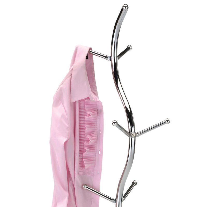 Vešiak v minimalistickom dizajne v chrómovej farbe