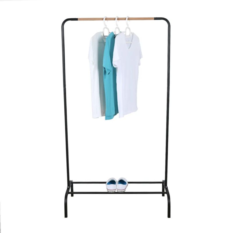 Vešiak vyrobený z kovu v čiernej farbe