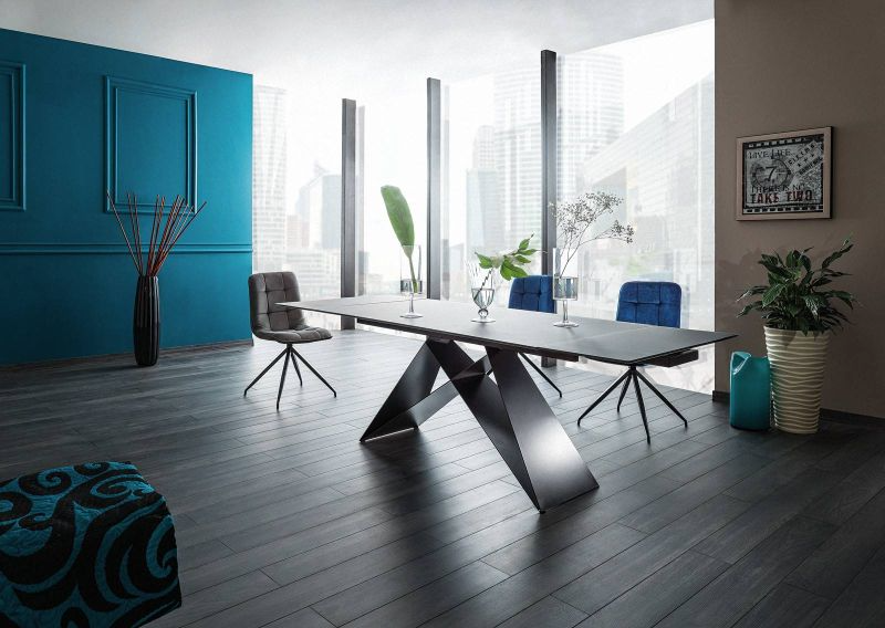 Jednoduchá jedálenská stolička v zamatovej látke, čierny mat/modrá