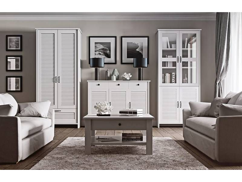 Konferenčný stolík obsahuje jednu zásuvku, biely