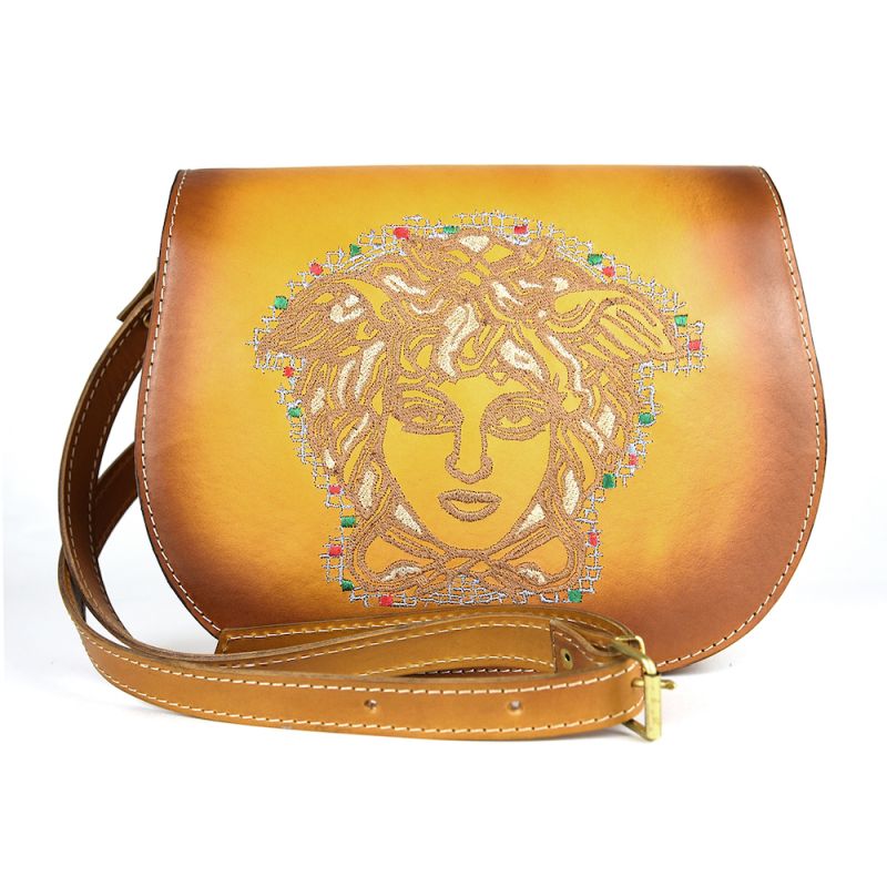 Módna kožená kabelka s výšivkou MEDUSA, ručne tieňovaná v tmavo žltej farbe
