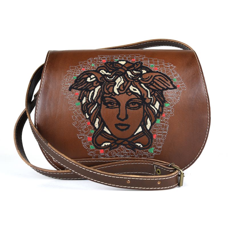 Módna kožená kabelka s výšivkou MEDUSA 2, ručne tieňovaná v tmavo hnedej farbe