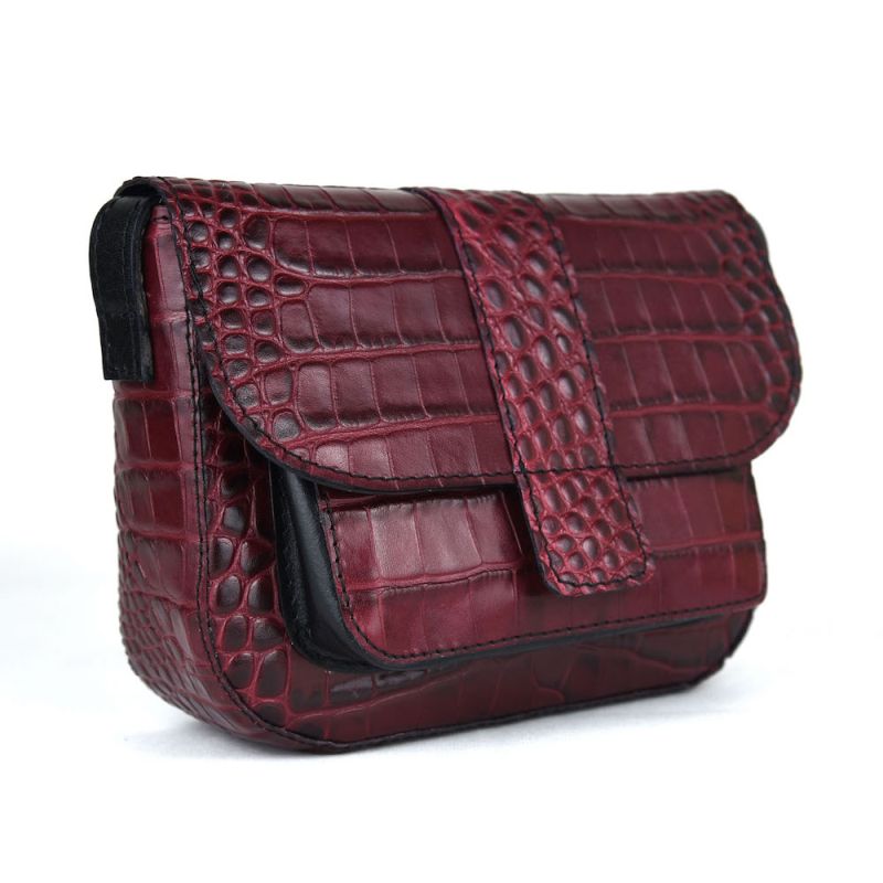Malá dámska kabelka crossbody z hovädzej kože s dezénom krokodíla v bordovej farbe