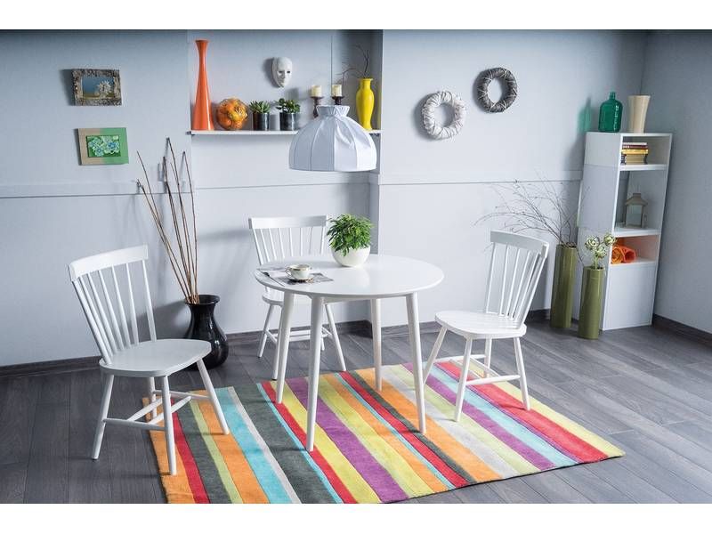 Malý jednoduchý a elegantný jedálenský stôl v bielej farbe