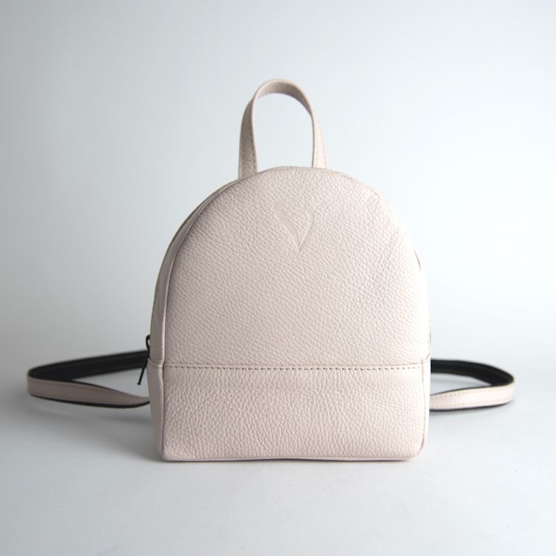 Malý módny ruksak z pravej kože v ružovej farbe