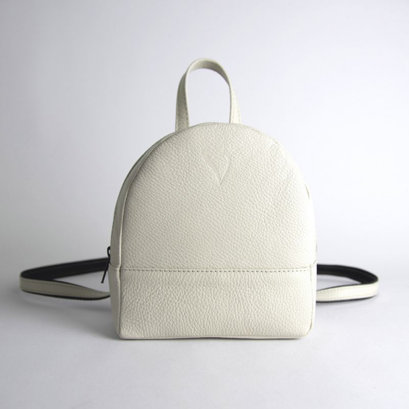 Malý módny ruksak z pravej kože v krémovej farbe