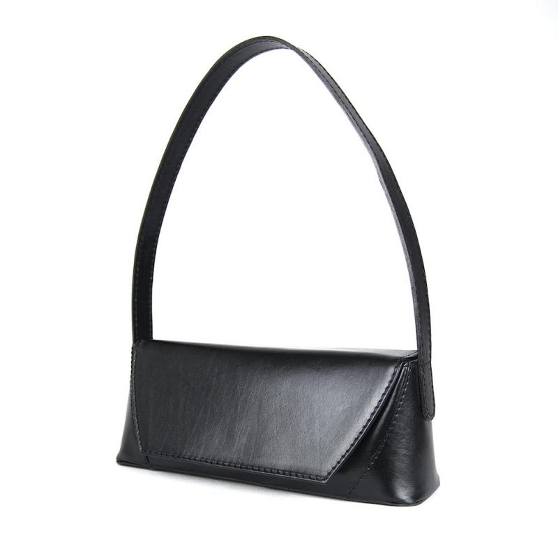 Kožená kabelka v čiernej farbe