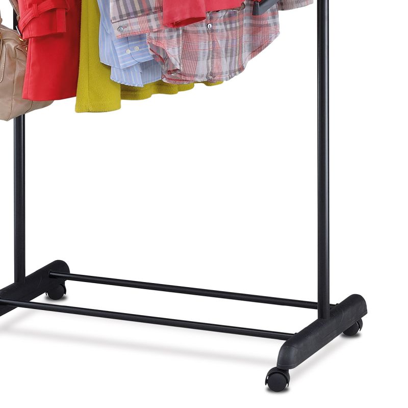 Stojan na šaty na kolieskach v prevedení chróm - čierna