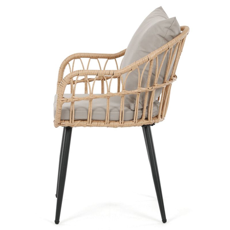 Moderná záhradná stolička z polyratanu v prírodnej farbe