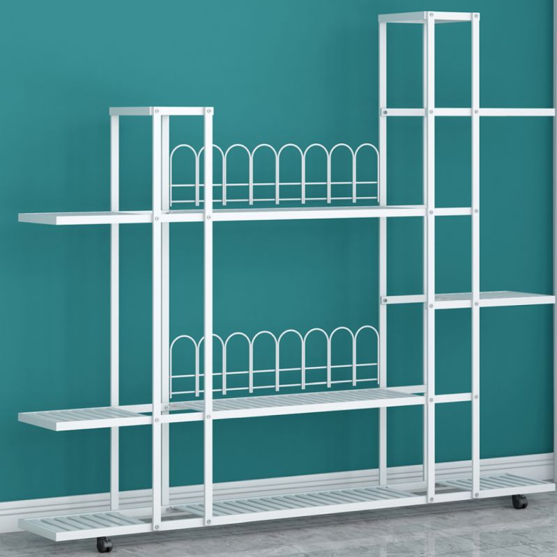 Elegantný regál zo železa v bielom farebnom prevedení