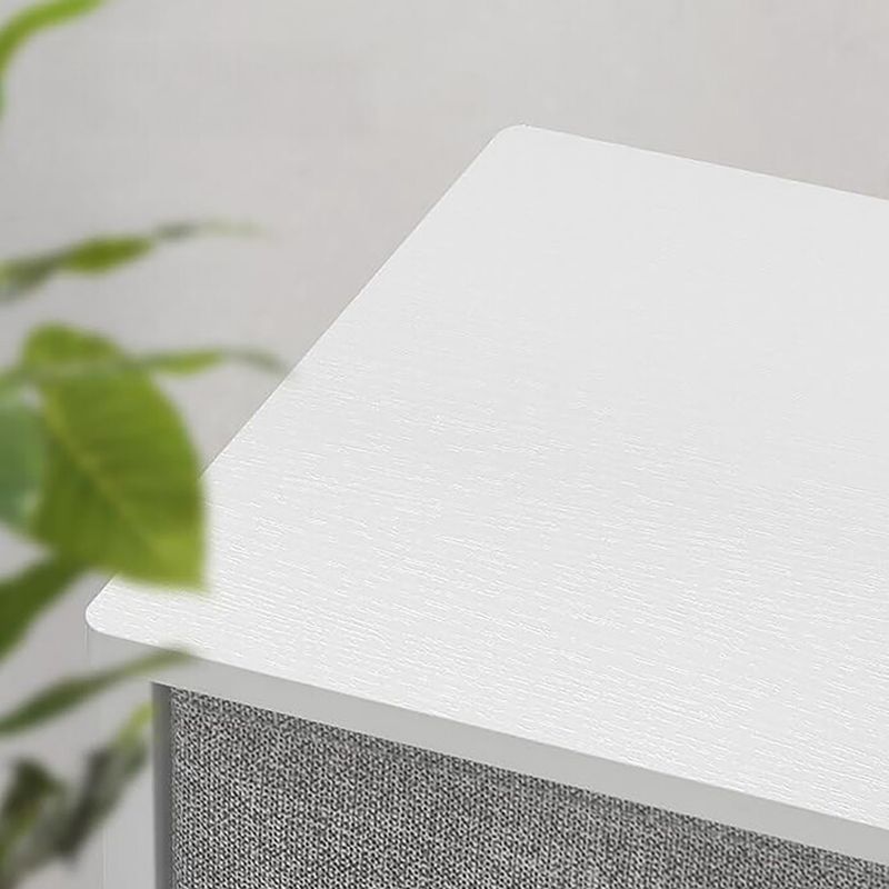 Komoda s ôsmimi látkovými zásuvkami v bielom-sivom prevedení