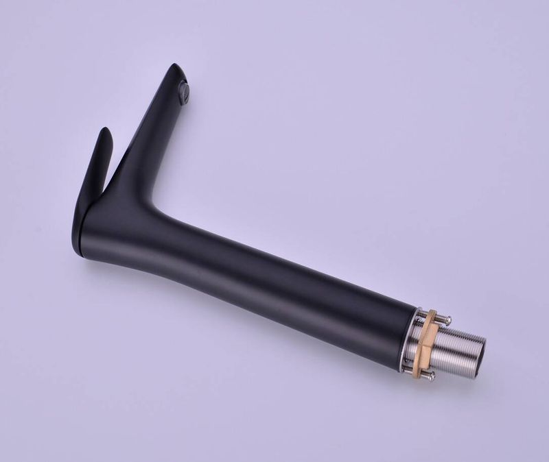 Elegantná umývadlová batéria čierna