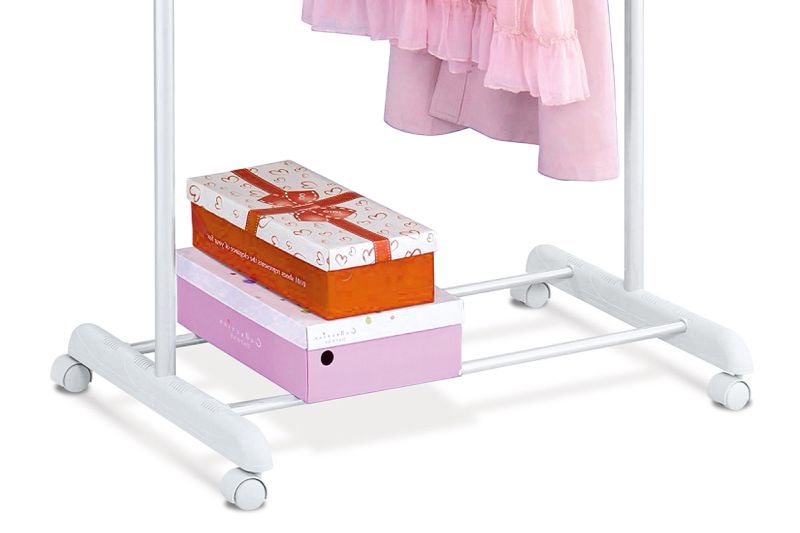 Stojan na zavesenie šiat biely