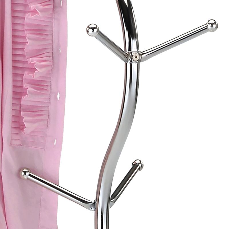 Vešiak v minimalistickom dizajne v chrómovej farbe