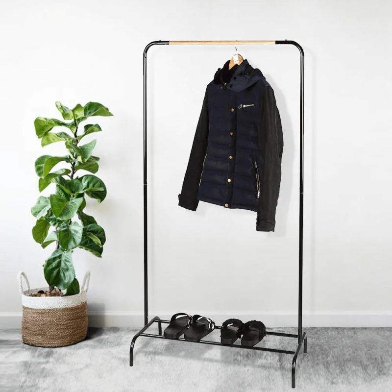 Vešiak vyrobený z kovu v čiernej farbe