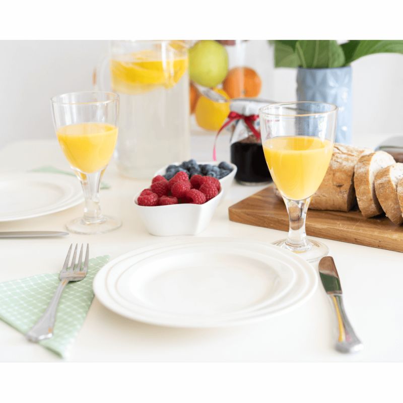 Jednoduchý a zároveň moderný stôl v bielej farbe