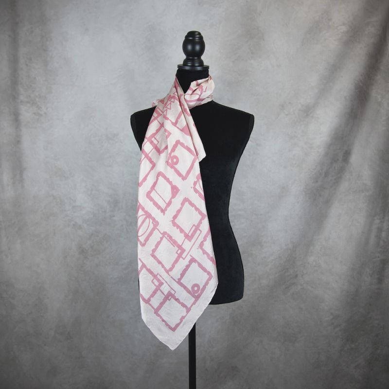 Ručne maľovaná hodvábna šatka RUŽOVÉ ŠTVORCE, 90 x 90cm, Vyrobená na Slovensku