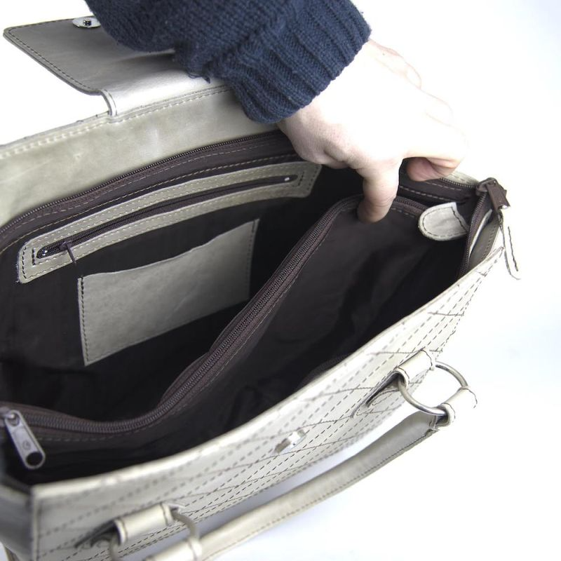 Kožená luxusná kabelka v svetlo šedej farbe