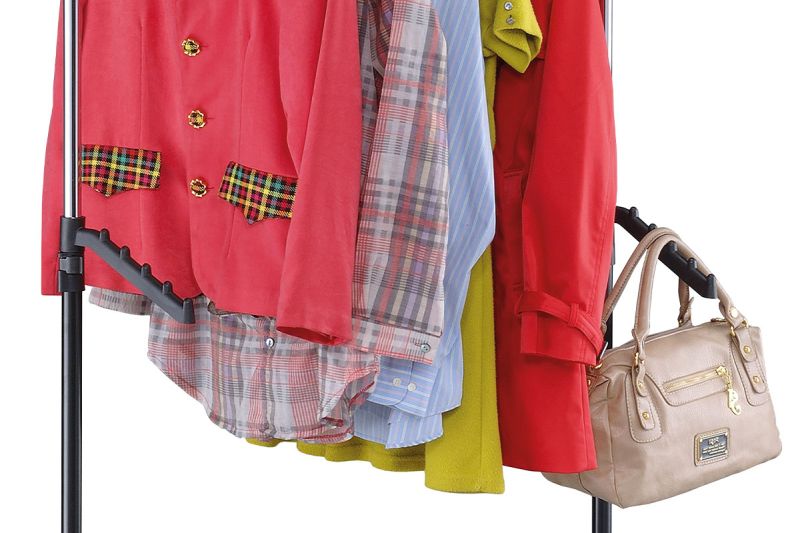 Stojan na šaty na kolieskach v prevedení chróm - čierna