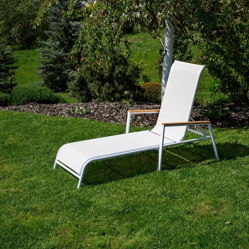 Záhradné ležadlo, biela oceľ-dub