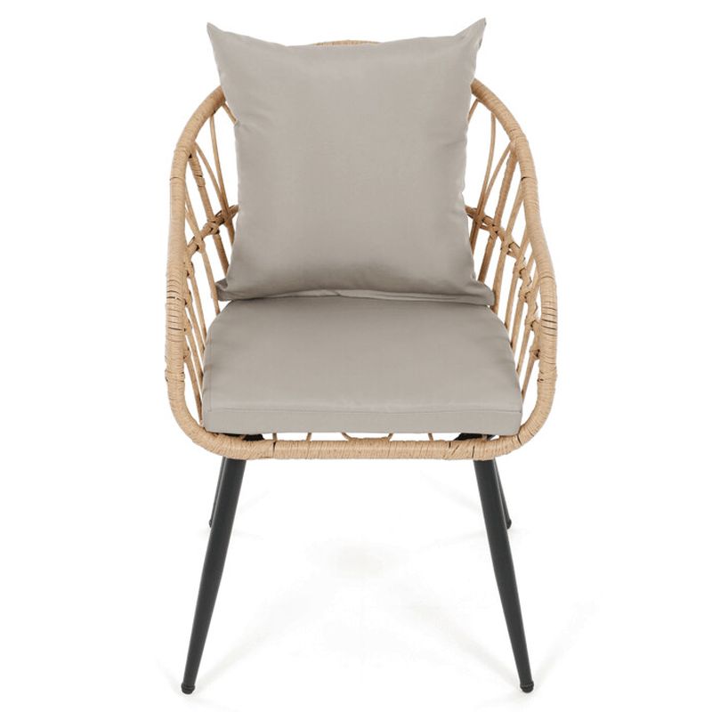 Moderná záhradná stolička z polyratanu v prírodnej farbe