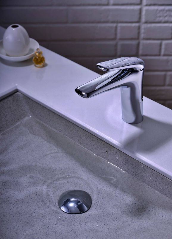 Elegantná umývadlová batéria, strieborná