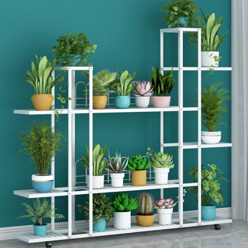 Elegantný regál zo železa v bielom farebnom prevedení