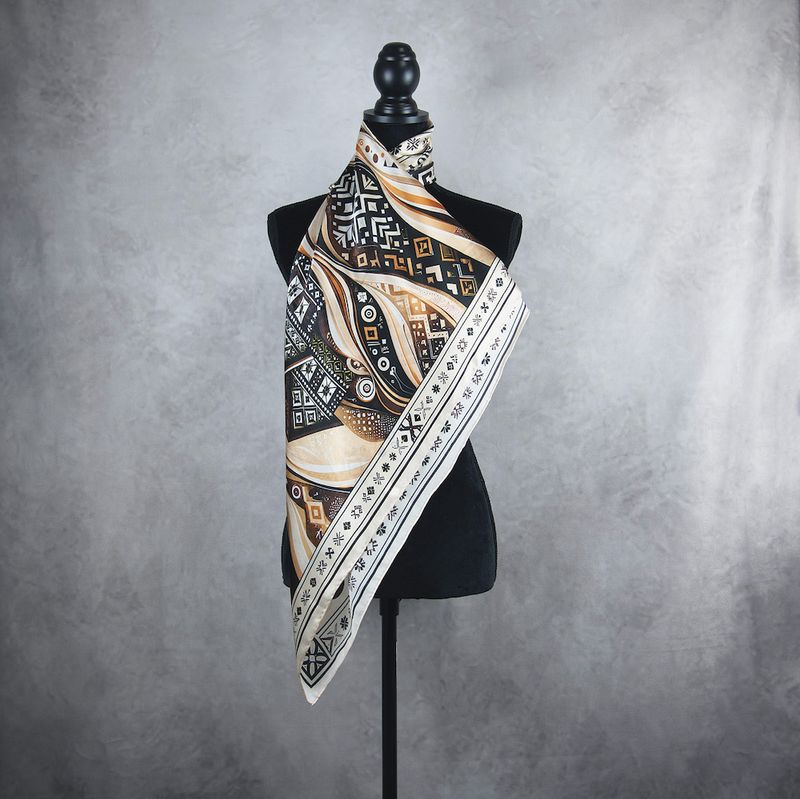Hodvábna šatka ČIČMANY – SLOVENSKO, 100 % prírodný hodváb, 90 × 90 cm