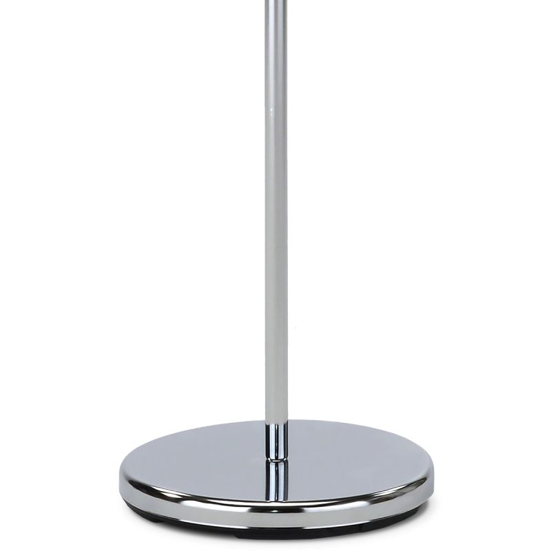 Vešiak v minimalistickom dizajne v chrómovej farbe