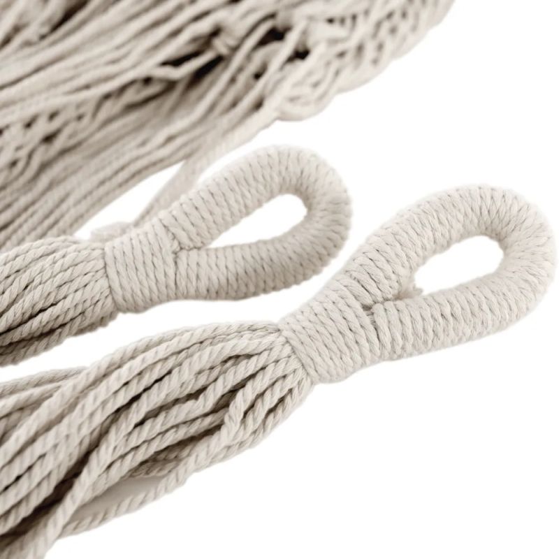 Závesné hojdacie kreslo vyrobené zo siete, biele