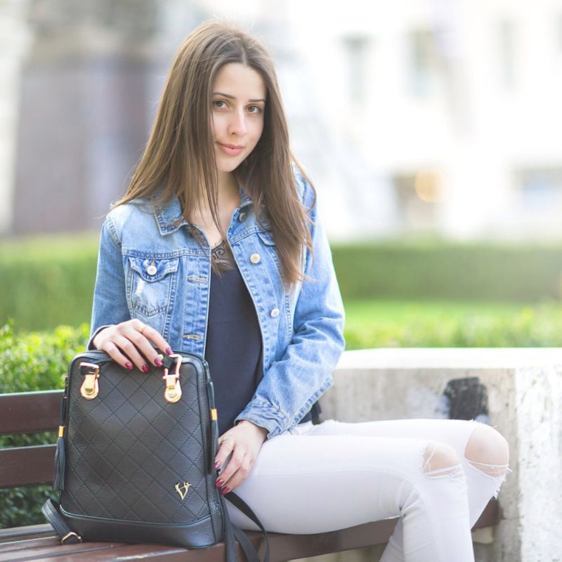 Luxusný kožený ruksak z pravej hovädzej kože so strapcami v čiernej farbe