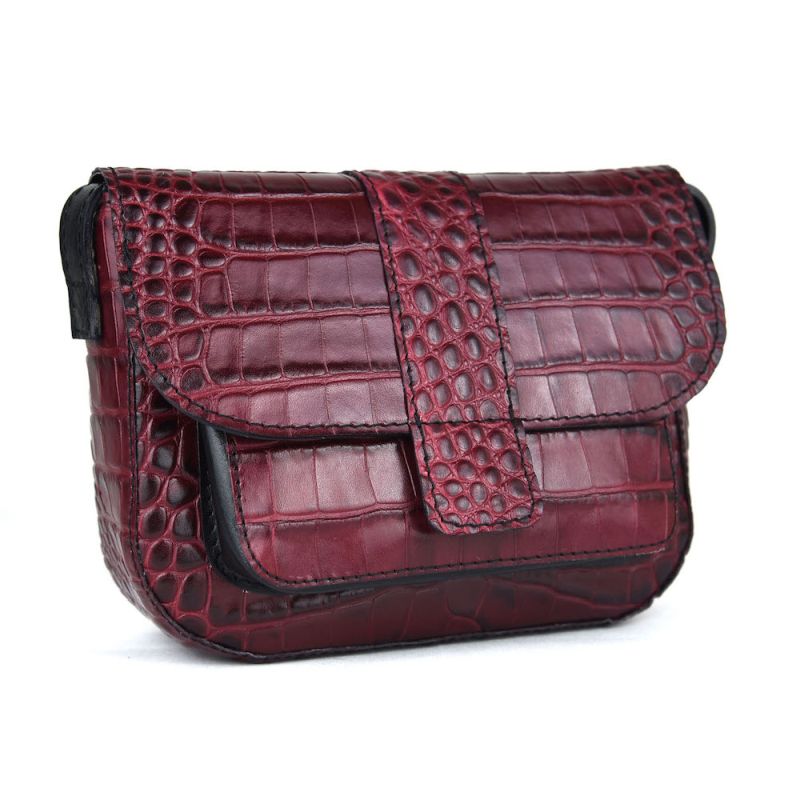 Malá dámska kabelka crossbody z hovädzej kože s dezénom krokodíla v bordovej farbe