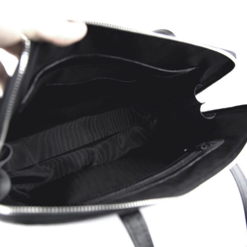 Luxusná kožená kabelka 8573 s reliéfnym dezénom kože v čiernej farbe