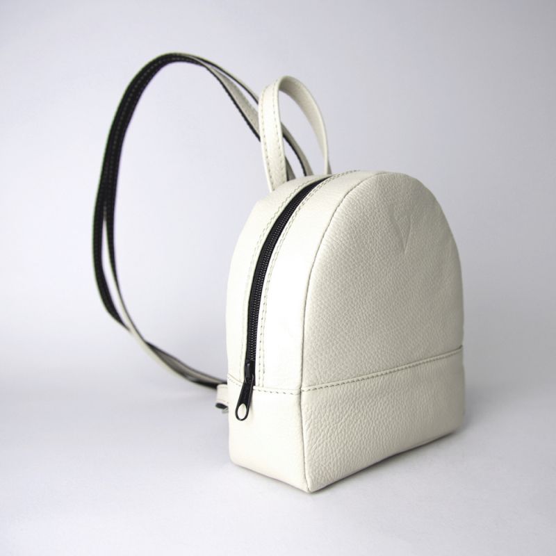 Malý módny ruksak z pravej kože v krémovej farbe