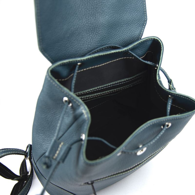 Praktický kožený batoh v petrolejovej farbe