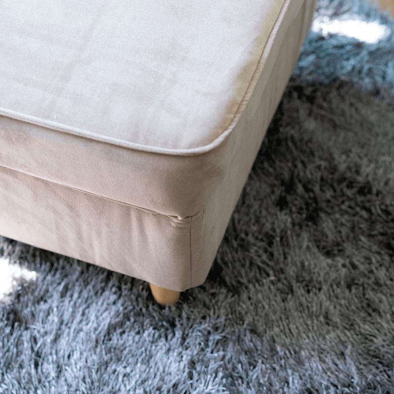 Taburet v nadčasovom dizajne, béžovosivá-buk