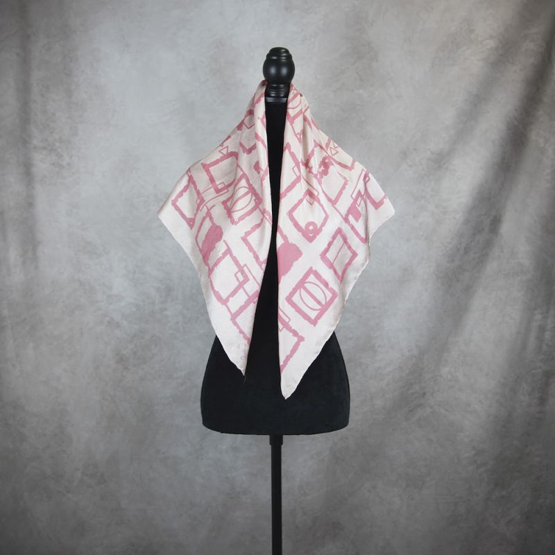 Ručne maľovaná hodvábna šatka RUŽOVÉ ŠTVORCE, 90 x 90cm, Vyrobená na Slovensku