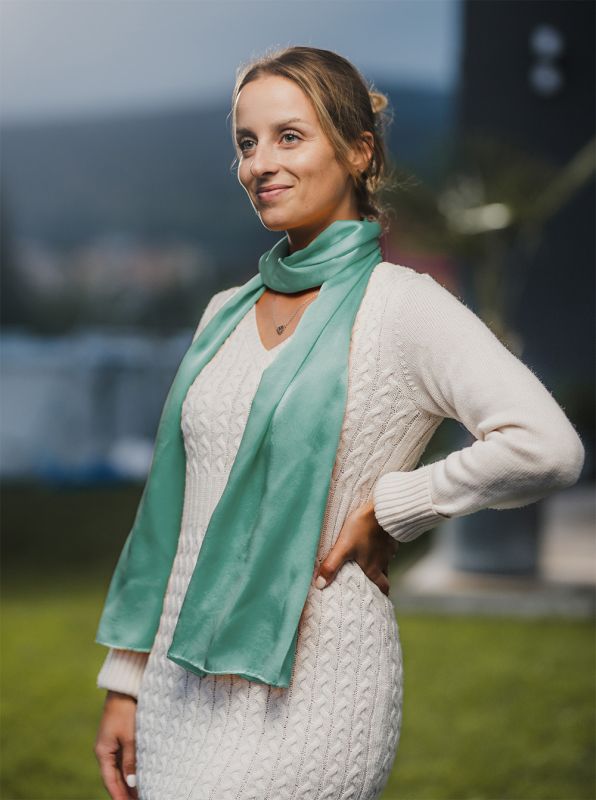 Hodvábny šál SMARAGDOVO-ZELENÝ, Vyrobený na Slovensku, 175 x 45cm