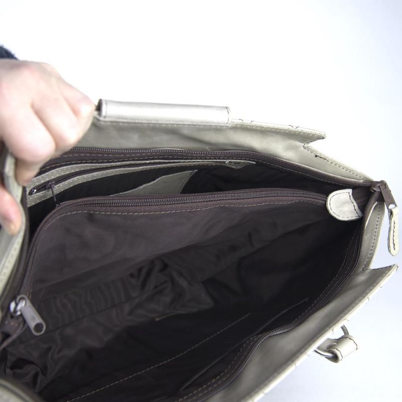 Kožená luxusná kabelka v svetlo šedej farbe