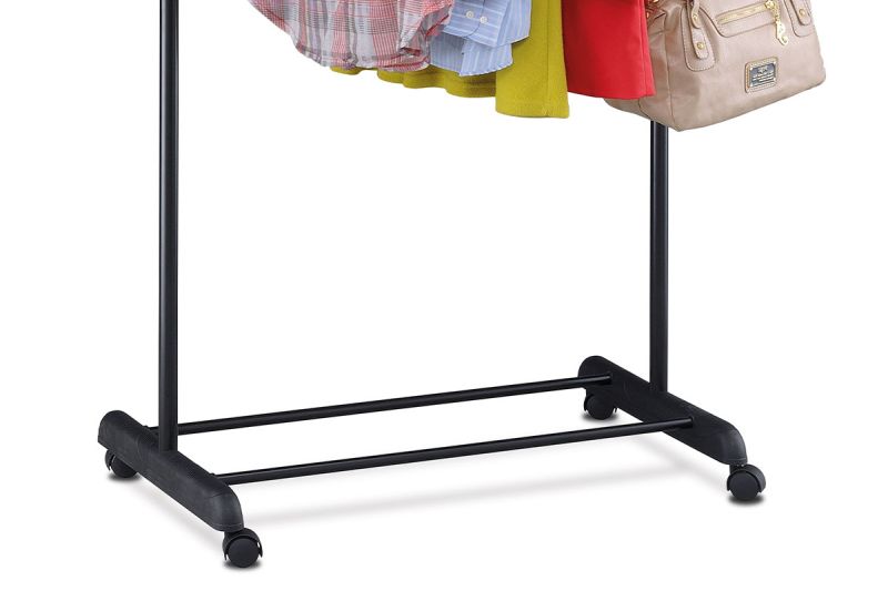 Stojan na šaty na kolieskach v prevedení chróm - čierna