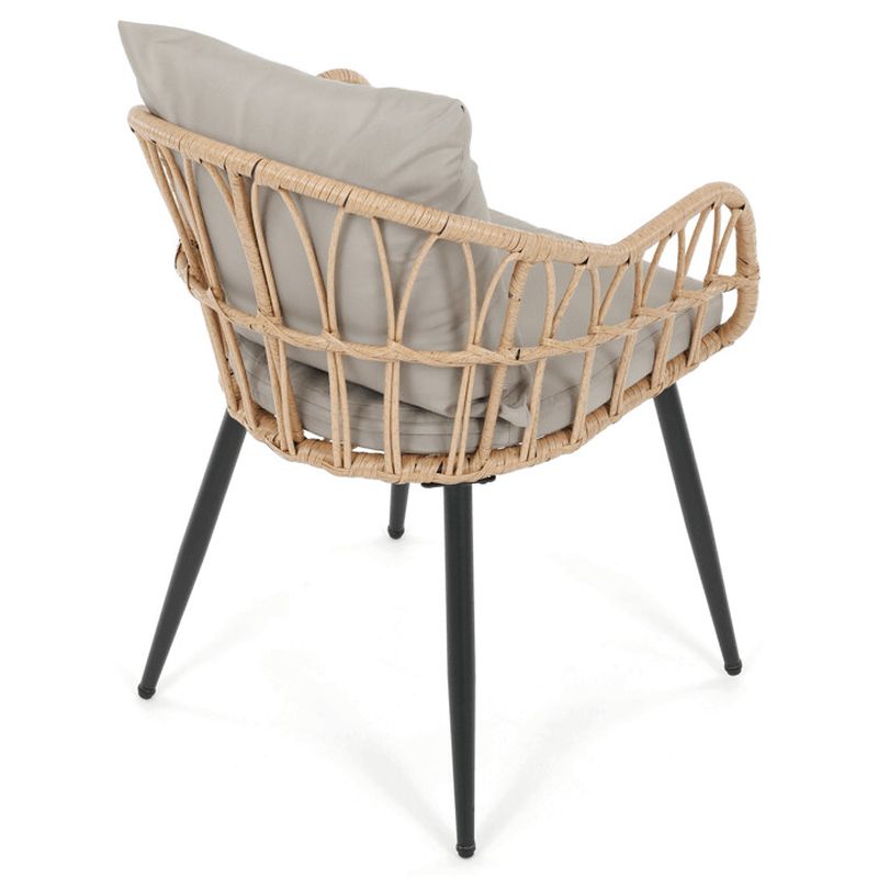 Moderná záhradná stolička z polyratanu v prírodnej farbe